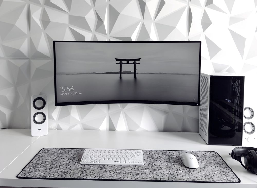 Logitech G305 - Minimal Desk Setups